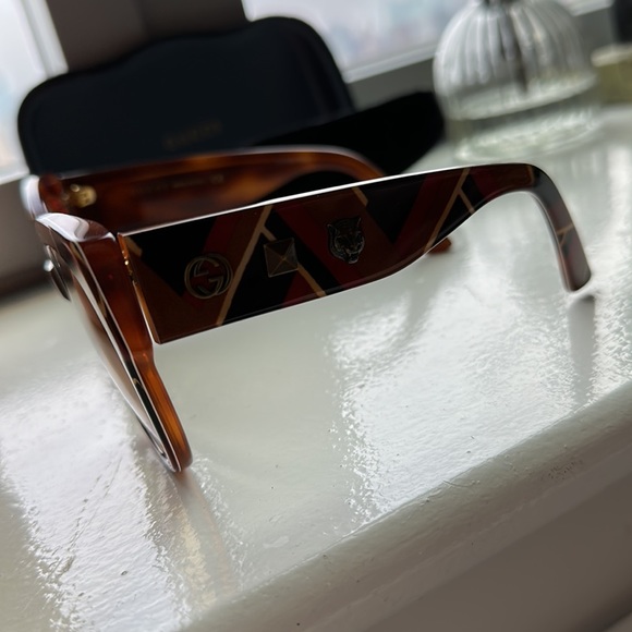 Authentic Gucci sunglasses in great shape! Includes the original case - Picture 3 of 10